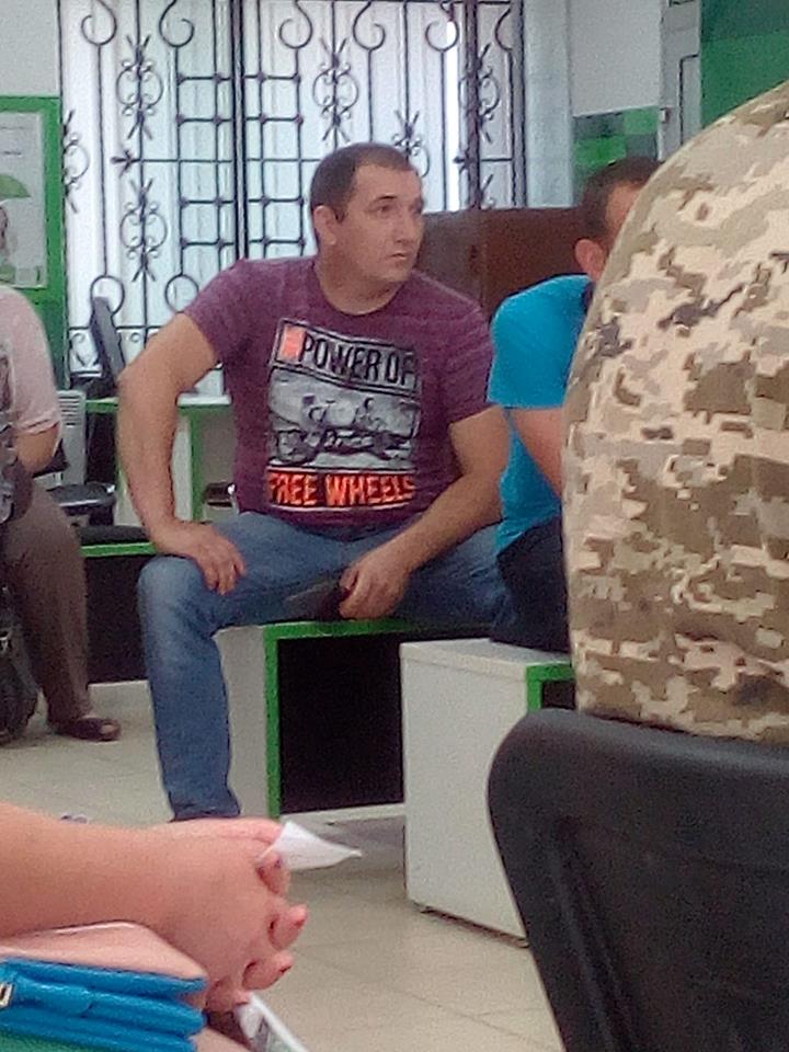 Прошел без очереди: под Хмельницким в банке произошел возмутительный инцидент с участником АТО (фото)