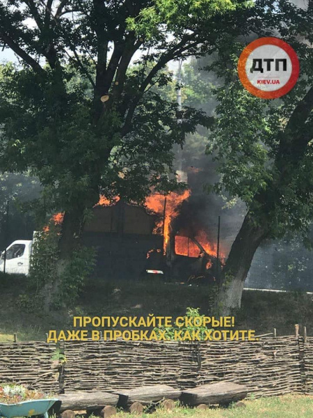 У Києві на ходу згорів автомобіль: утворився затор (фото, відео)