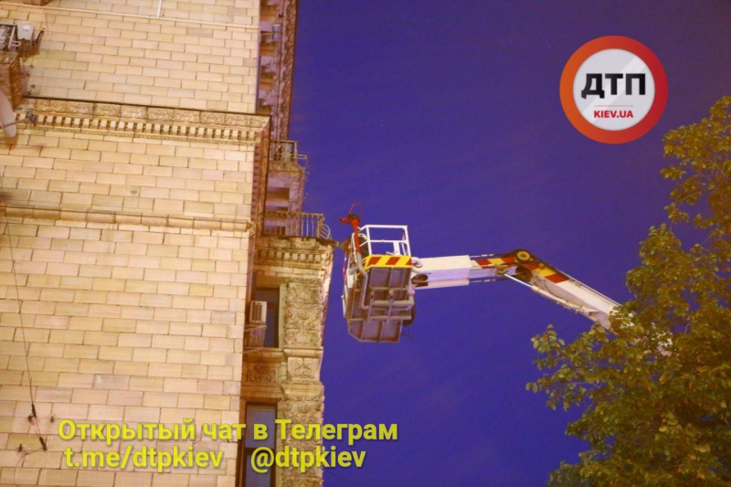"Просто устал": в центре Киева снова обрушился балкон (фото)