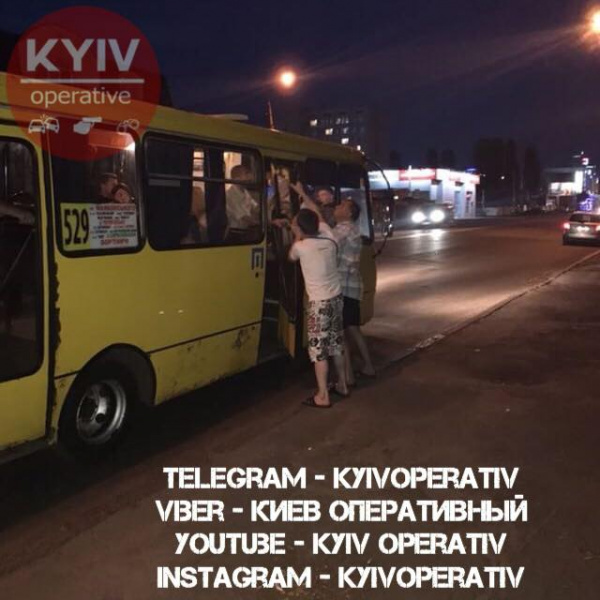 "Моднявый спорткар": в Киеве у маршрутки на ходу отпала дверь (фото)