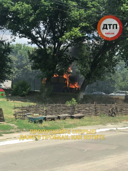 У Києві на ходу згорів автомобіль: утворився затор (фото, відео)