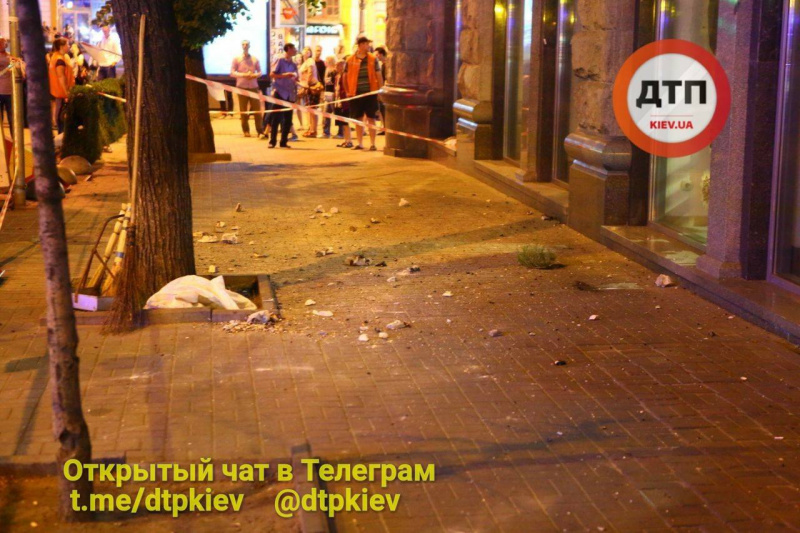 "Просто устал": в центре Киева снова обрушился балкон (фото)
