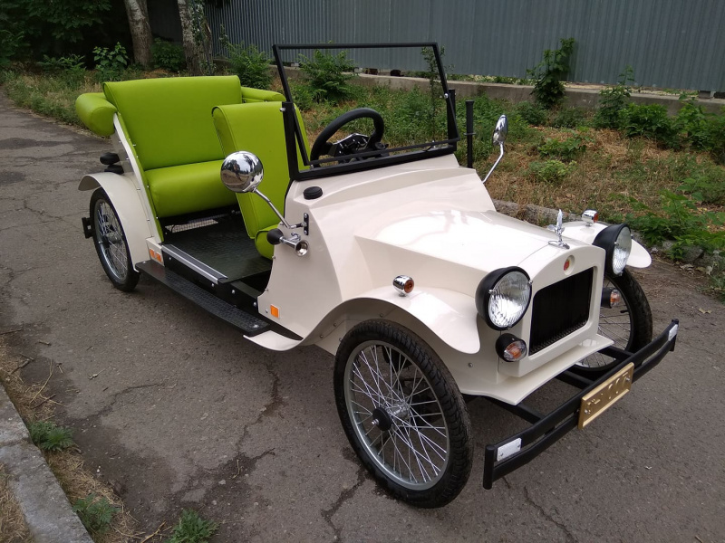 Как из &quot;Золотого теленка&quot;: украинец создал уникальный электромобиль в стиле ретро (фото)