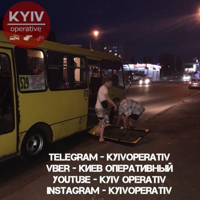 "Моднявый спорткар": в Киеве у маршрутки на ходу отпала дверь (фото)