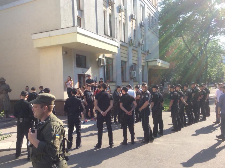 В Киеве памятник возле МВД разукрасили в цвета ЛГБТ (фото)