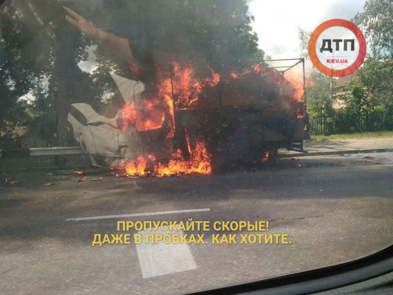 У Києві на ходу згорів автомобіль: утворився затор (фото, відео)