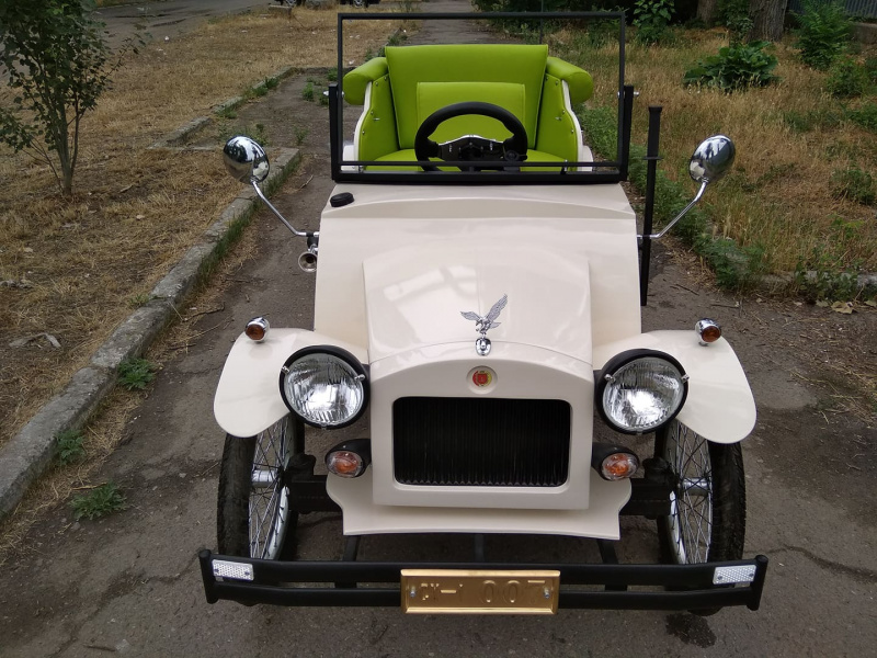 Как из "Золотого теленка": украинец создал уникальный электромобиль в стиле ретро (фото)