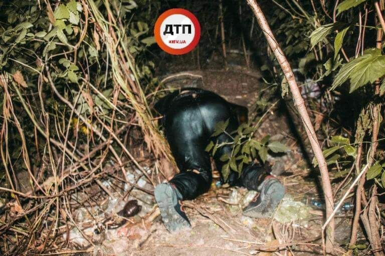 "Пролежав близько місяця": у київському дворі не помічали загиблого чоловіка (фото)