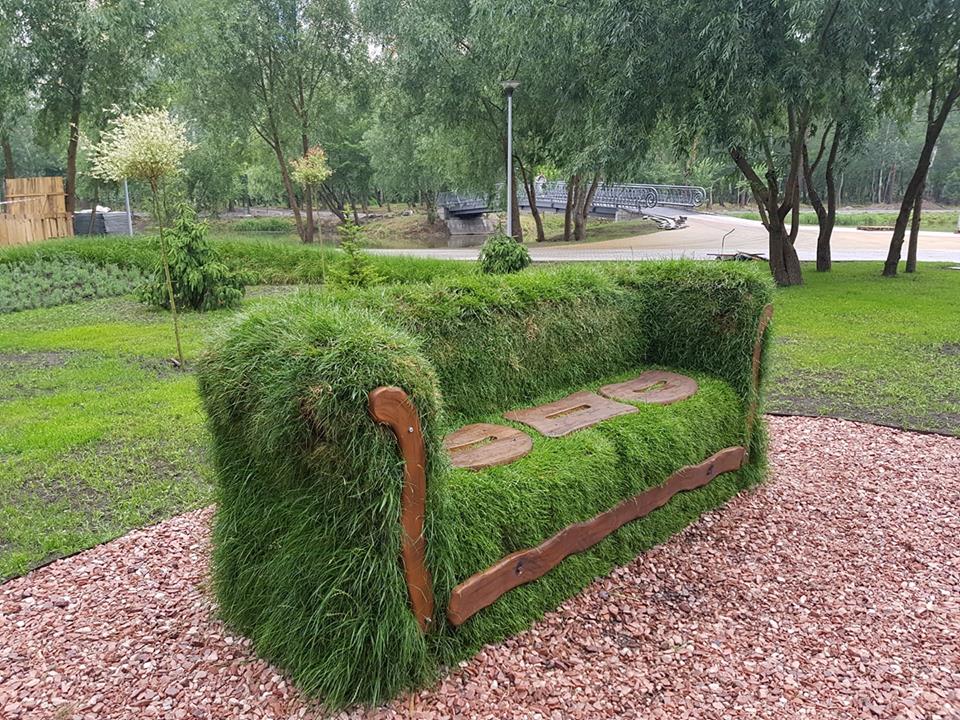 В одном из парков Киева вместо скамьи появился необычный диван (фото)