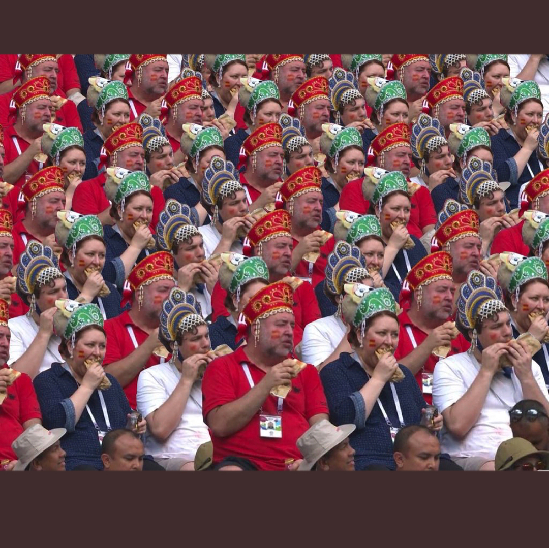 Сосиски удачи: эпатажные российские болельщики всколыхнули сеть (фото, видео)