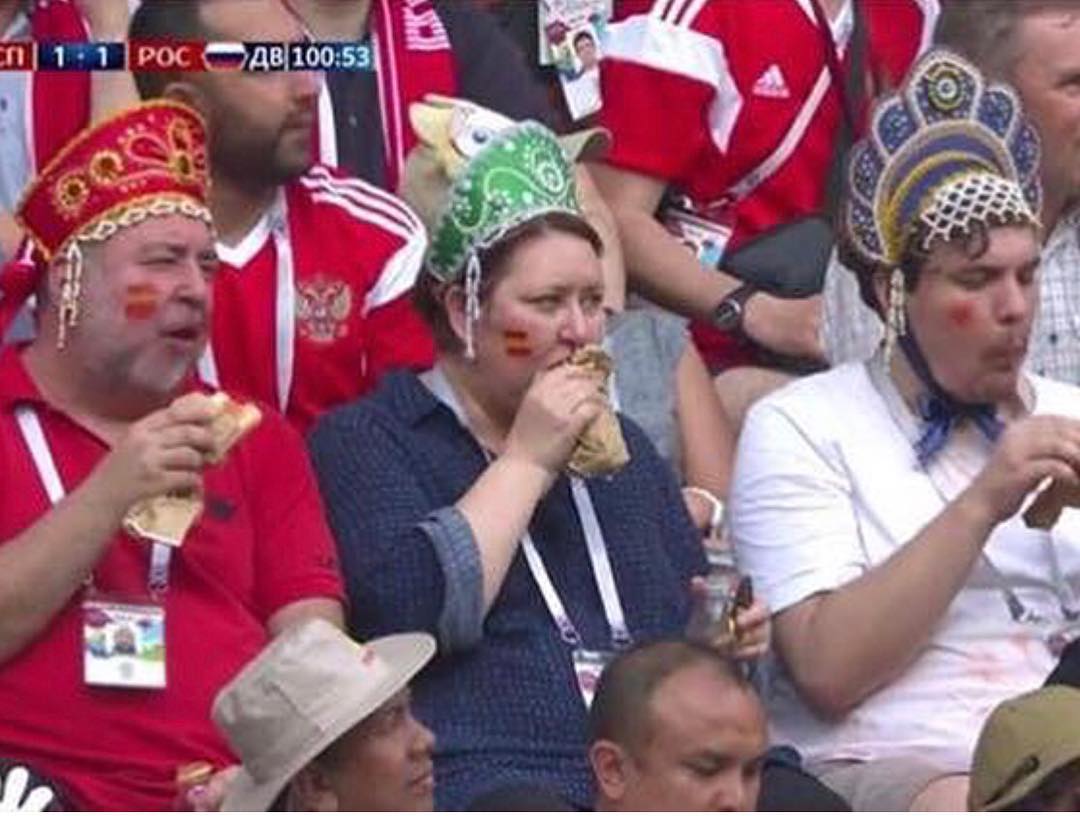 Сосиски удачи: эпатажные российские болельщики всколыхнули сеть (фото, видео)