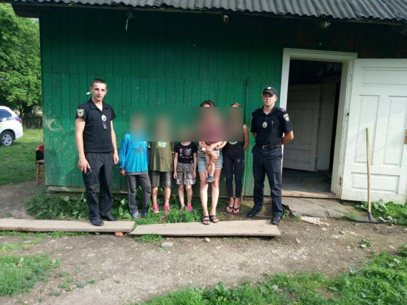 На Прикарпатье соцслужбы обнаружили семью, где мать больше суток морила детей голодом