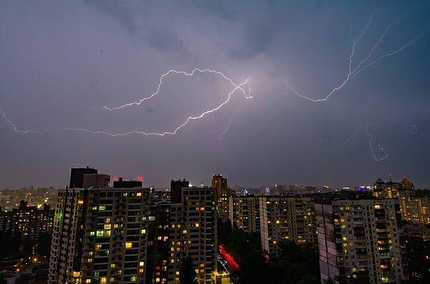 "Киев посетил бог грома": в сети опубликовали уникальные снимки молний во время грозы (фото)