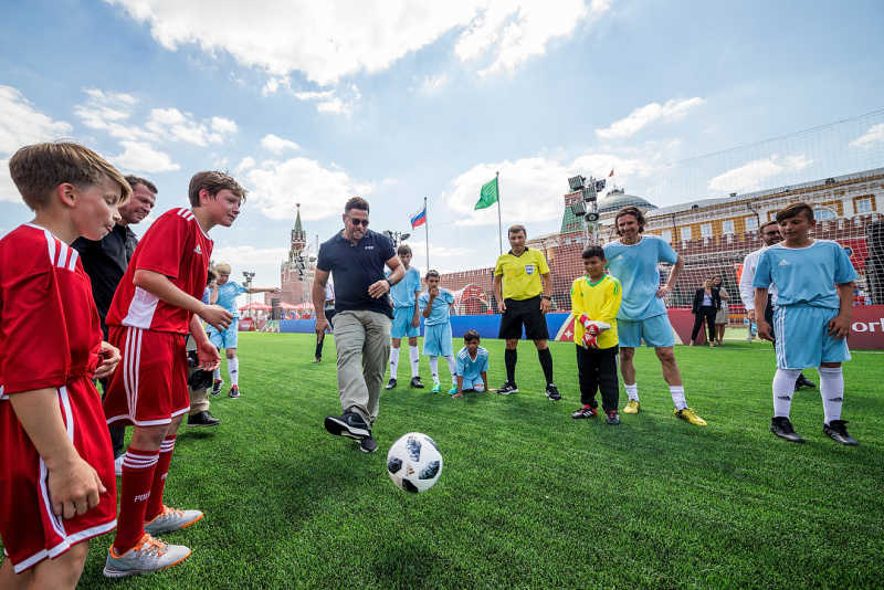 Роналдо сфотографировался с Путиным на Красной площади и похвалил Россию