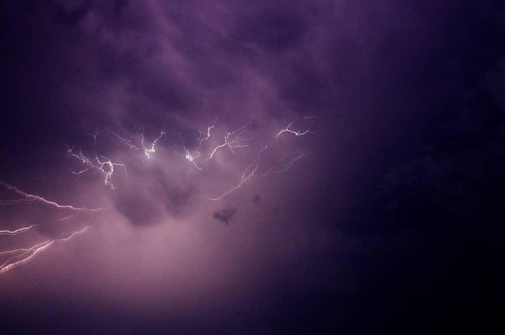 "Киев посетил бог грома": в сети опубликовали уникальные снимки молний во время грозы (фото)