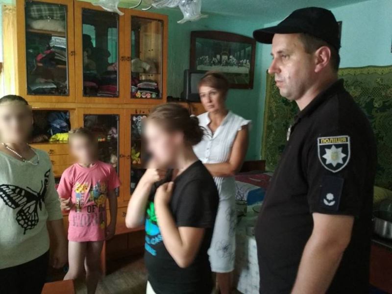 На Прикарпатье соцслужбы обнаружили семью, где мать больше суток морила детей голодом