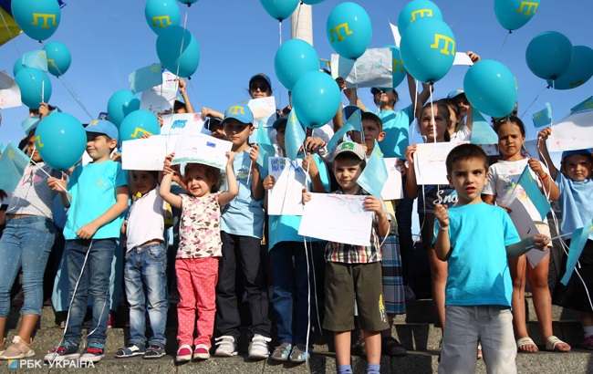 День крымскотатарского флага: как прошло ежегодное шествие (фоторепортаж)