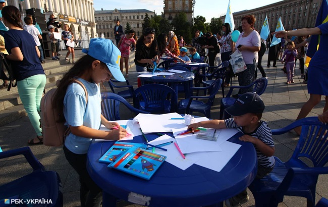 День крымскотатарского флага: как прошло ежегодное шествие (фоторепортаж)