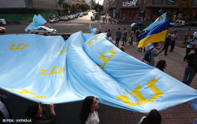 День крымскотатарского флага: как прошло ежегодное шествие (фоторепортаж)