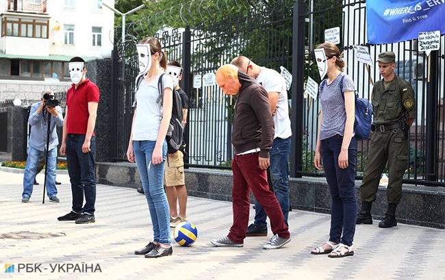 "Путин играет человеческими жизнями": в Киеве провели акцию возле посольства России (фоторепортаж)