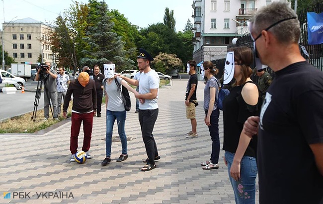 "Путин играет человеческими жизнями": в Киеве провели акцию возле посольства России (фоторепортаж)