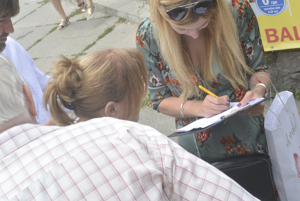 "Дожились": в Киеве под видом хлебных карточек незаконно собирают персональные данные