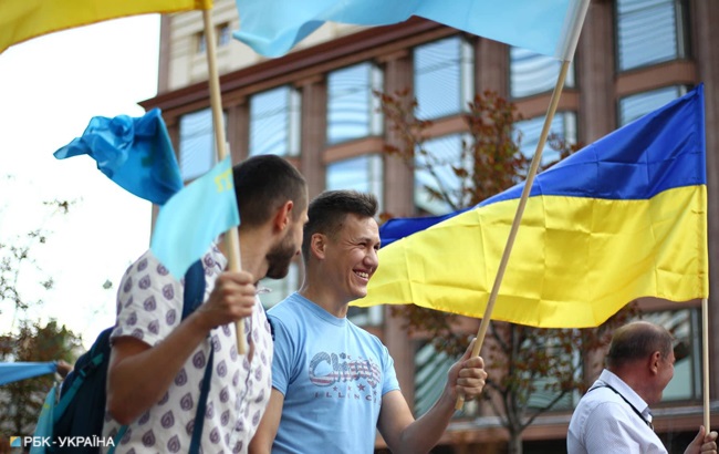 День крымскотатарского флага: как прошло ежегодное шествие (фоторепортаж)