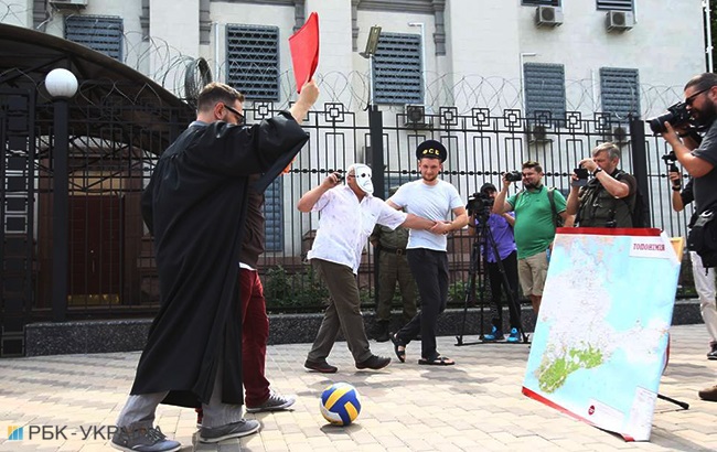 "Путин играет человеческими жизнями": в Киеве провели акцию возле посольства России (фоторепортаж)