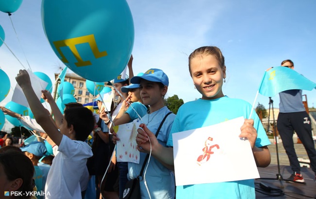 День крымскотатарского флага: как прошло ежегодное шествие (фоторепортаж)