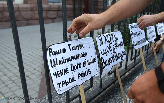 "Путин играет человеческими жизнями": в Киеве провели акцию возле посольства России (фоторепортаж)