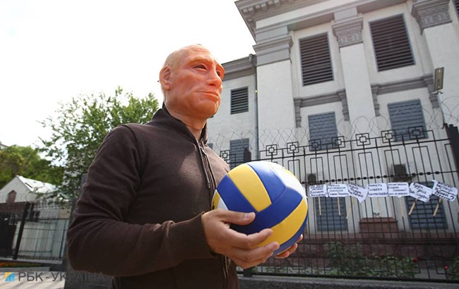 "Путин играет человеческими жизнями": в Киеве провели акцию возле посольства России (фоторепортаж)