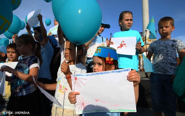 День крымскотатарского флага: как прошло ежегодное шествие (фоторепортаж)