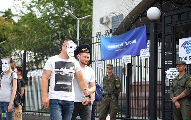 "Путин играет человеческими жизнями": в Киеве провели акцию возле посольства России (фоторепортаж)