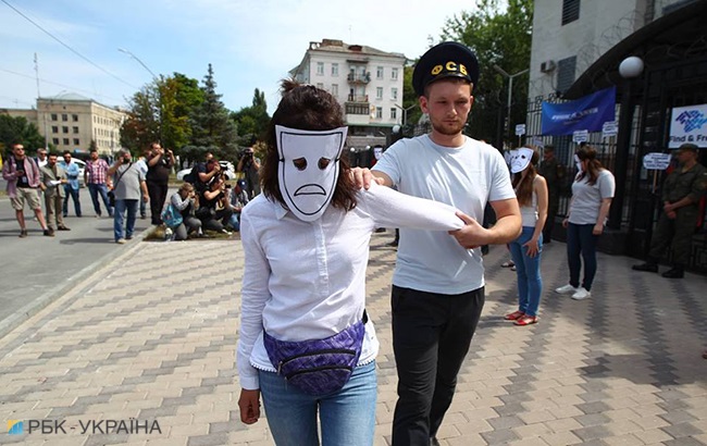 "Путин играет человеческими жизнями": в Киеве провели акцию возле посольства России (фоторепортаж)