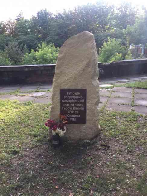 У Львові нетверезі чоловіки спробували вкрасти пам'ятник героям УПА