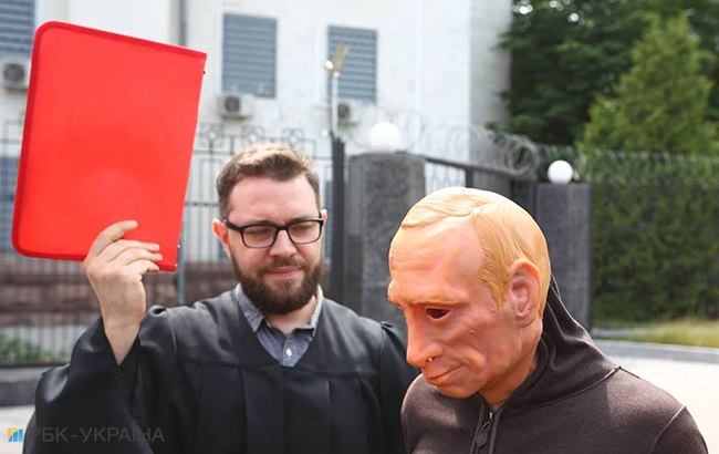 "Путин играет человеческими жизнями": в Киеве провели акцию возле посольства России (фоторепортаж)