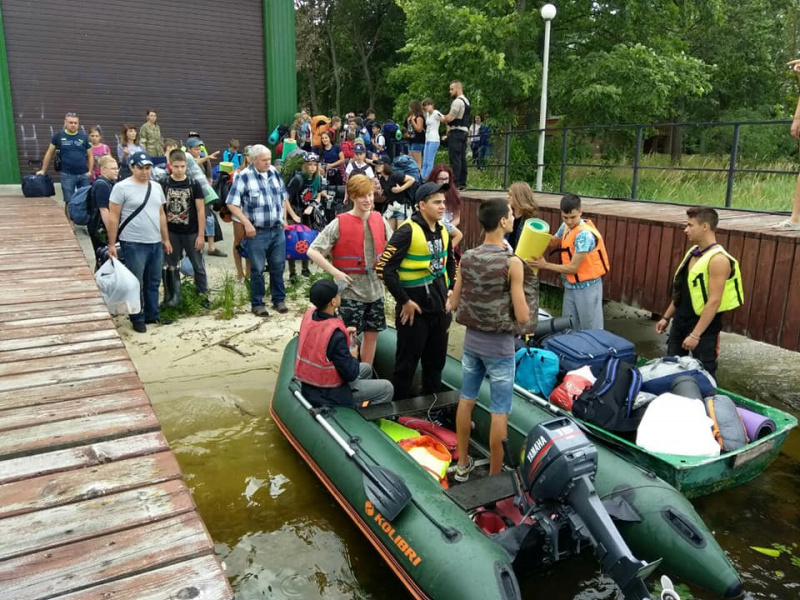 "Мажоры закрыли доступ к Днепру": активисты С14 устроили погром забора под Киевом (фото)