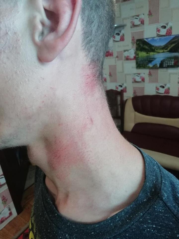 "Вийди з автобуса, щеня!": під Донецьком водій мало не задушив сироту (відео)