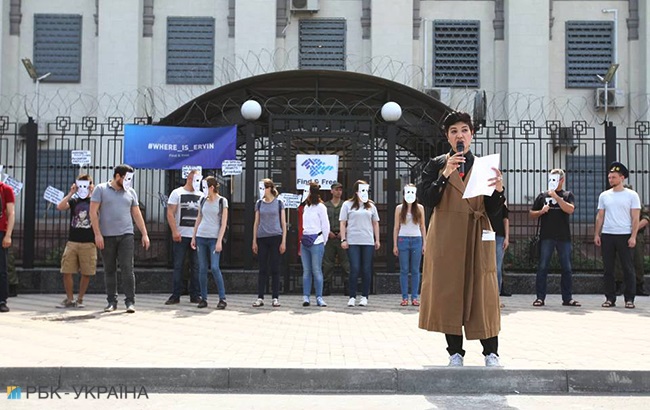 "Путин играет человеческими жизнями": в Киеве провели акцию возле посольства России (фоторепортаж)