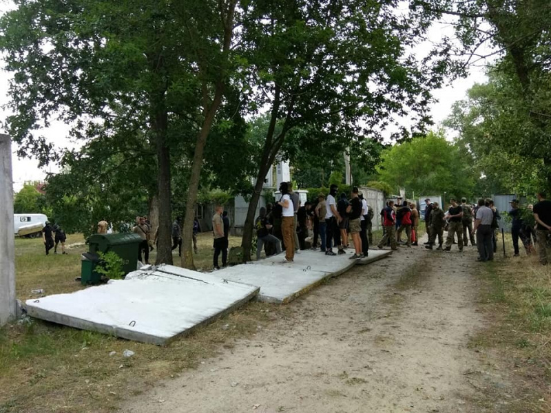 "Мажоры закрыли доступ к Днепру": активисты С14 устроили погром забора под Киевом (фото)
