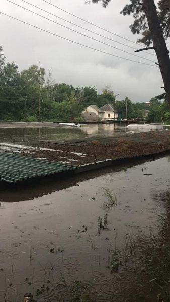 Чернигов из-за непогоды ушел под воду (фото, видео)