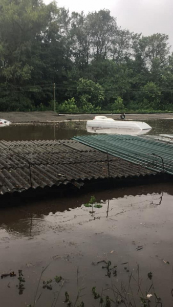 Чернигов из-за непогоды ушел под воду (фото, видео)