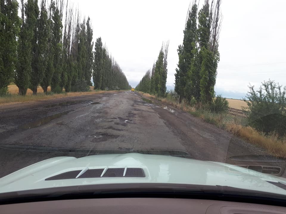 "Доведуть до летальних наслідків": в мережі показали жахливий стан траси в Очаків (фото)