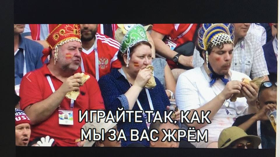 Сосиски удачи: эпатажные российские болельщики всколыхнули сеть (фото, видео)