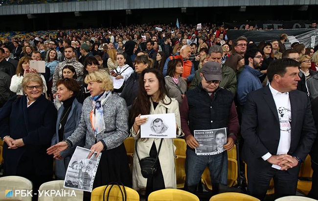 "Украина с тобой!": в Киеве на "Олимпийском" провели масштабную акцию в поддержку Сенцова (фото)