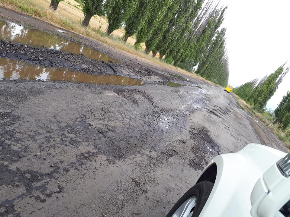 "Доведуть до летальних наслідків": в мережі показали жахливий стан траси в Очаків (фото)