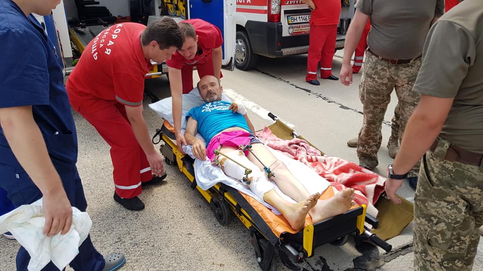 Потрібна допомога: до Одеси прибув борт з пораненими бійцями ВСУ (фото)