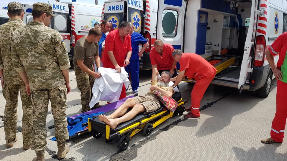 Потрібна допомога: до Одеси прибув борт з пораненими бійцями ВСУ (фото)