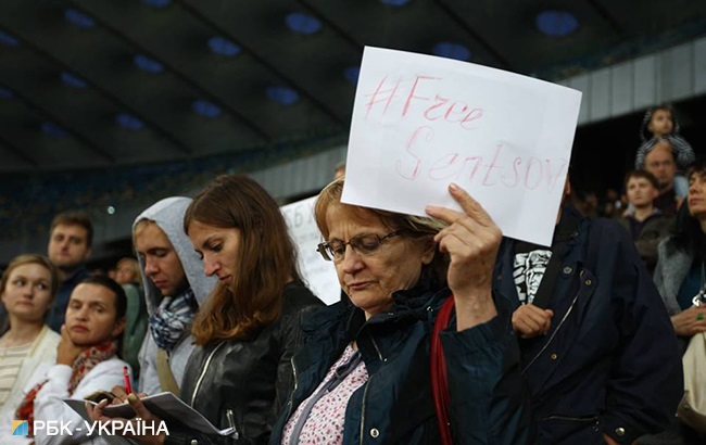 "Украина с тобой!": в Киеве на "Олимпийском" провели масштабную акцию в поддержку Сенцова (фото)