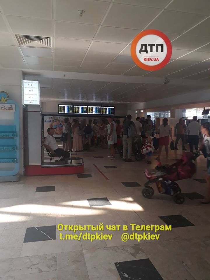 "Это уже ваши проблемы": украинские туристы провели 16 часов в аэропорту Анталии (фото)